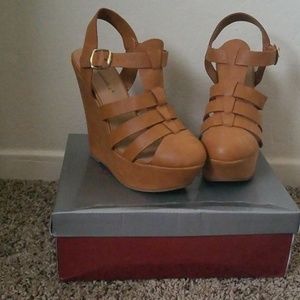 Breckelle's Tan wedge